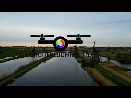 Ontdek de magie van Kinderdijk – UNESCO Werelderfgoed In dit prachtige filmpje neem ik je mee naar Kinderdijk, een unieke plek waar je meer dan 750 jaar Nederlandse innovatie en cultuur kunt ervaren. Hier ontdek je hoe Nederlanders al eeuwenlang hun voeten droog houden, ver onder de zeespiegel. Vaar langs de iconische molens, ontmoet echte molenaars en neem een kijkje in de molens zelf. Kinderdijk is niet alleen een symbool van ons rijke verleden, maar ook van het moderne watermanagement. Dit is een plek waar geschiedenis, techniek en natuur samenkomen. Perfect voor een dagje uit vol plezier, ontspanning en cultuur. Wil je zelf deze bijzondere plek bezoeken? Plan je bezoek op kinderdijk.nl en koop je tickets! Laat je betoveren door de schoonheid en het verhaal van Kinderdijk. Like, abonneer en deel deze video om meer mensen te laten kennismaken met dit Nederlandse juweeltje!