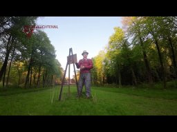 Ontmoeting met de Meester
Ook dit kunstwerk is van Hannes Verhoeven. Hij heeft gekozen voor een realistische stijl, die de figuur van Andreas Schotel opnieuw in zijn oorspronkelijke context zet. De herkenbare figuur van Schotel is bedoeld om interesse te wekken voor zijn werk en zijn persoon.
Deze plek op de wandelroute is een plaats waar de cultuurhistorie van het landgoed De Utrecht, de natuur die Schotel inspireerde en de publieke ruimte bij elkaar komen.
De buitenproportionele grootte is niet verheerlijkend bedoeld, maar past goed binnen de ruimtelijke verhoudingen ter plekke: een zichtas vanuit het park op het voormalige Rustoord. Om het karakter en  de gelaatsuitdrukking zo goed mogelijk te laten herleven, is gekozen voor een nogal revolutionair idee om het 6 meter hoge beeld in polychroom uit te voeren. Bronzen beelden missen toch vaak de mogelijkheid om net dat stukje extra realisme mee te geven. Daarbij is ook de kleding van Schotel herleid van het oude beeldmateriaal om de persoon zo herkenbaar mogelijk neer te zetten. Of hij met deze typische gekleurde rode trui iets uit wilde dragen is niet bekend, maar hij heeft deze in ieder geval jarenlang gedragen.